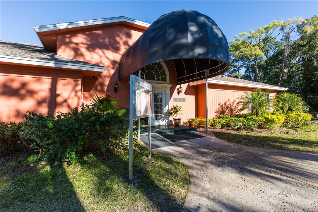 725 Timber Ridge Trail Southwest, Unit B Vero Beach, FL 32962 - Photo 24 of 27 a view of small yard