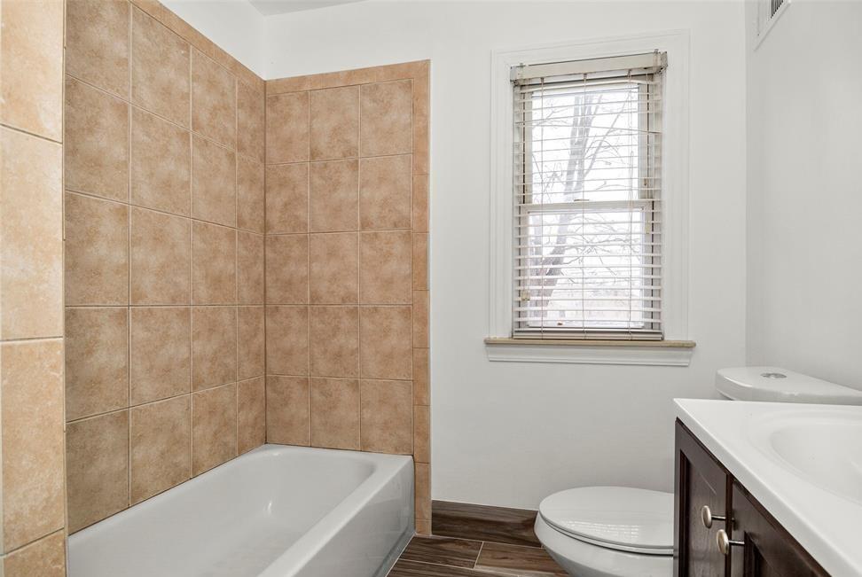 24868 Grove Avenue Eastpointe, MI 48021 - Photo 9 of 10 IMG_4585