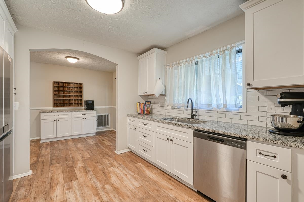 1406 Ridge Road Greenville, SC 29607 - Photo 9 of 36 Gallery Image 9