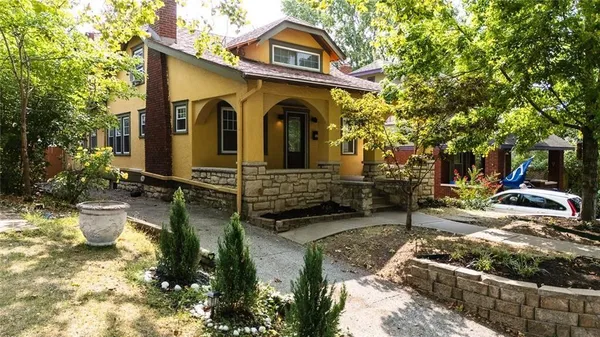 $300,000 | 5125 Tracy Avenue, Kansas City, MO 64110