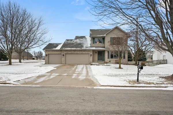 $415,000 | 1122 Yorkshire Drive South, Sycamore, IL 60178