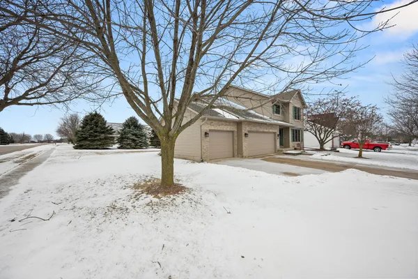 $415,000 | 1122 Yorkshire Drive South, Sycamore, IL 60178