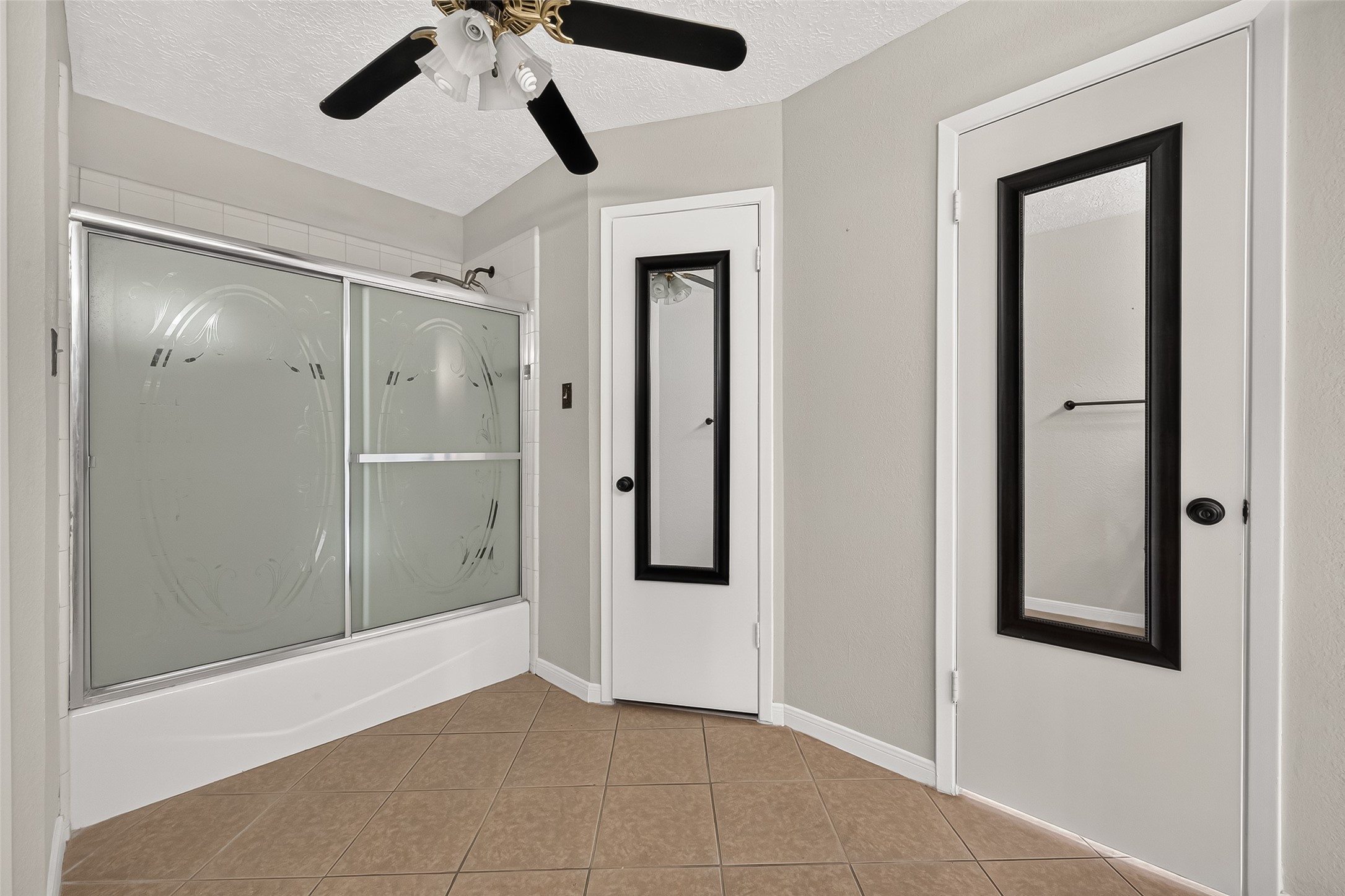8142 Misty Ridge Lane Houston, TX 77071 - Photo 19 of 28 Primary Bathroom