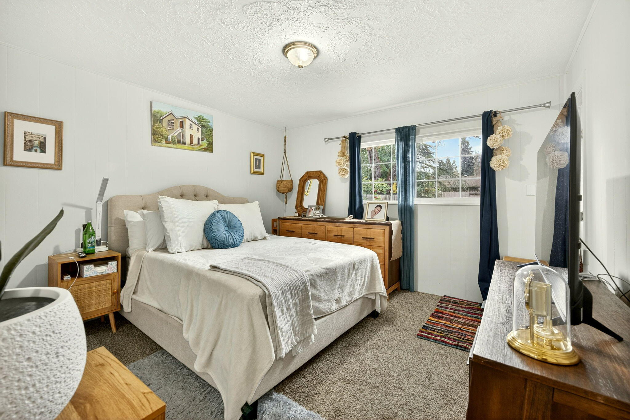 659 Herman Avenue Medford, OR 97501 - Photo 33 of 42 a bed room with a bed window and a chair