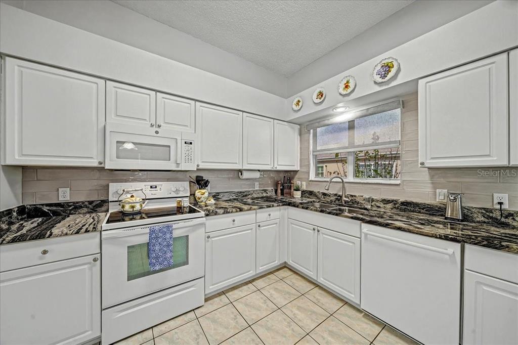 922 Soledad Way The Villages, FL 32159 - Photo 14 of 82