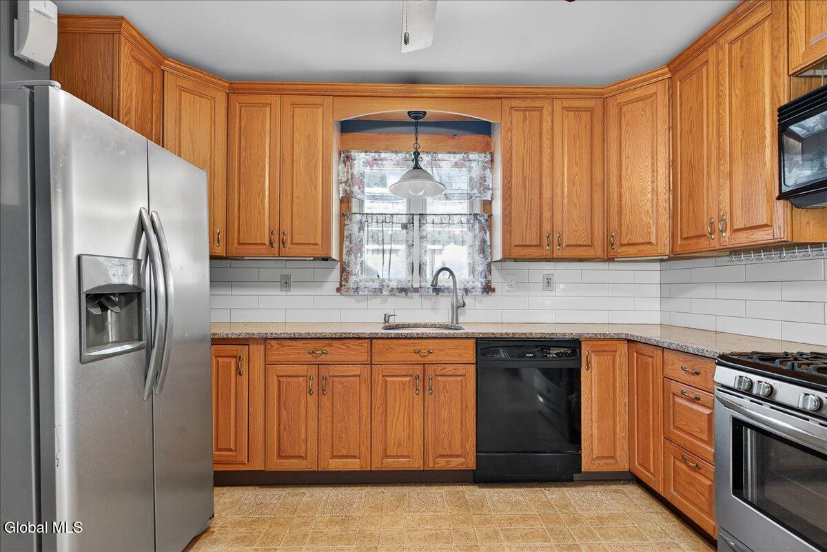 1060 Keyes Avenue Schenectady, NY 12309 - Photo 9 of 31 21-1060 KEYES-15