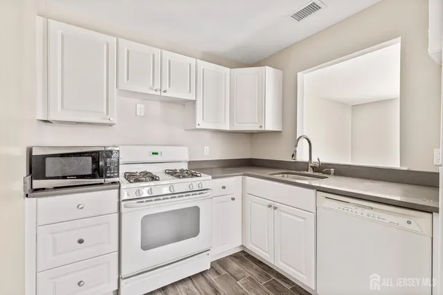 $2,595 | 2301 Bayhead Drive, Parlin, NJ 08859