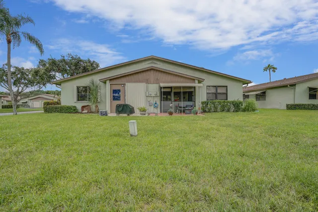 a view of a house with a yard
