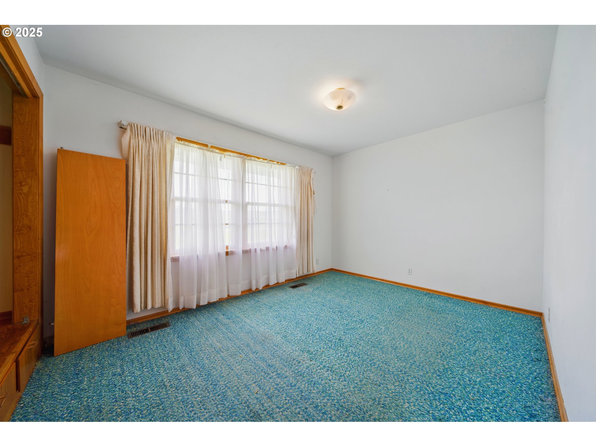 52357 Pleasant View Road Milton Freewater, OR 97862 - Photo 11 of 40 a view of an empty room with a window