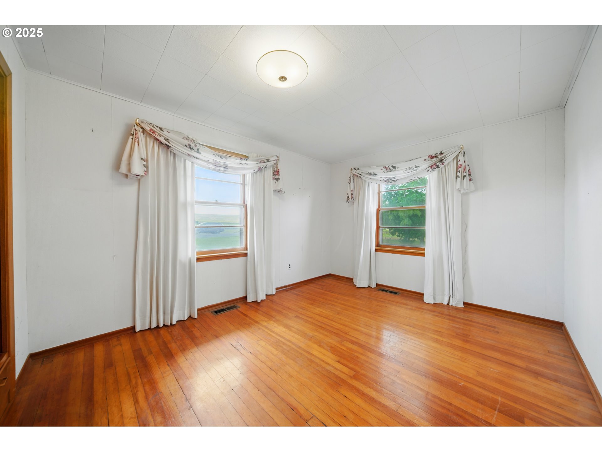52357 Pleasant View Road Milton Freewater, OR 97862 - Photo 15 of 40 a view of an empty room and window