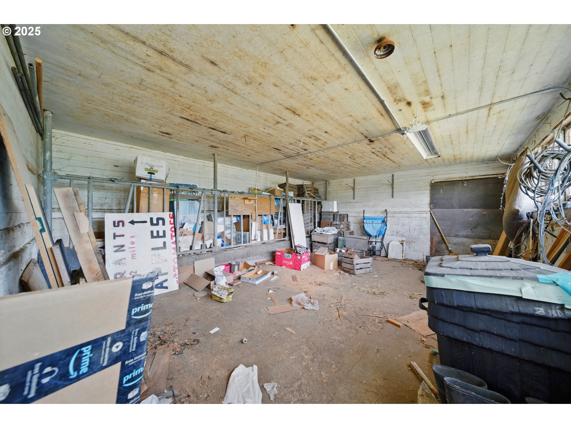 52357 Pleasant View Road Milton Freewater, OR 97862 - Photo 27 of 40 a living room with furniture and a flat screen tv