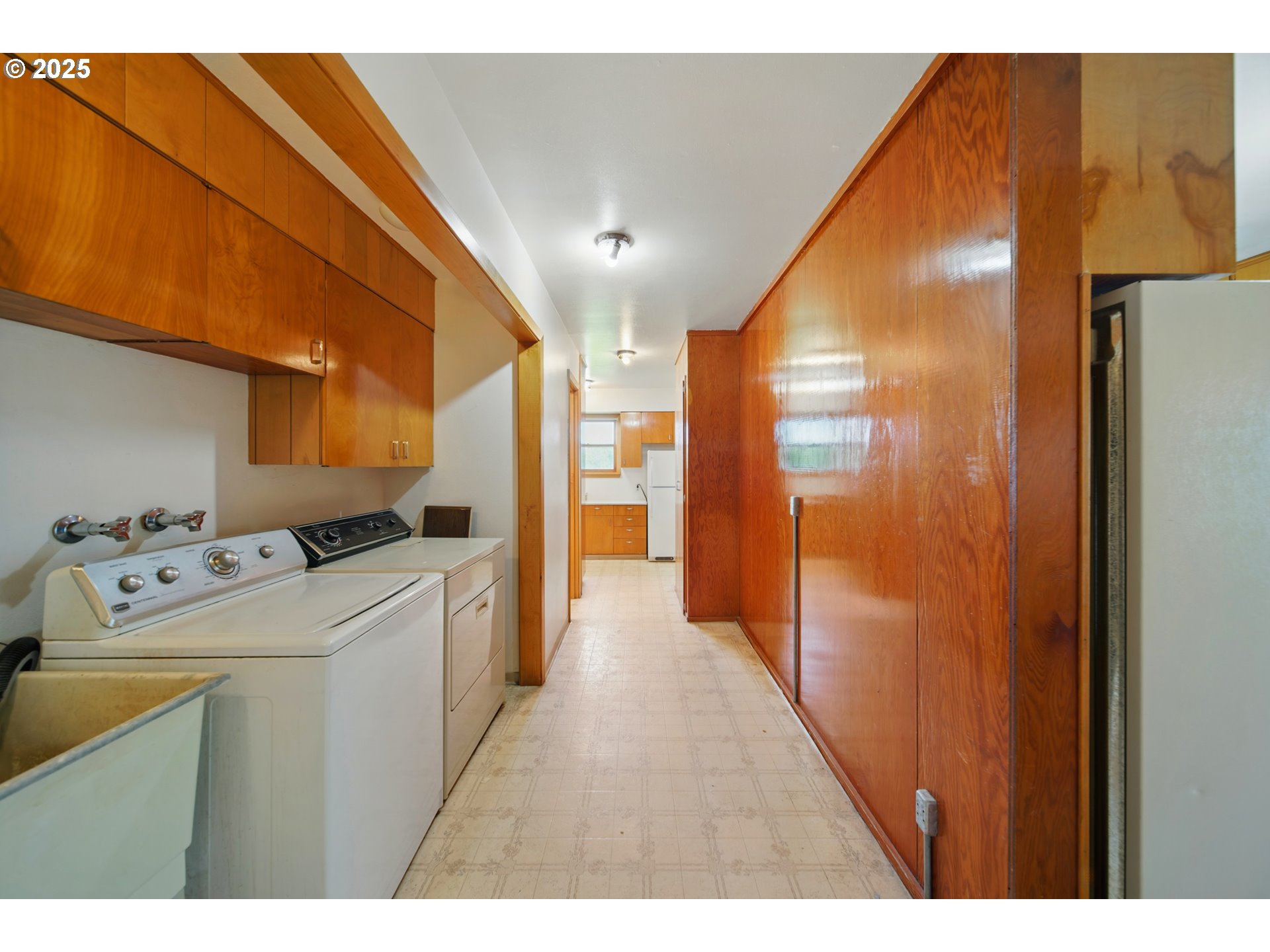 52357 Pleasant View Road Milton Freewater, OR 97862 - Photo 8 of 40 a view of hallway with washer and dryer
