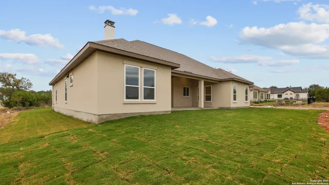 a view of a house with backyard