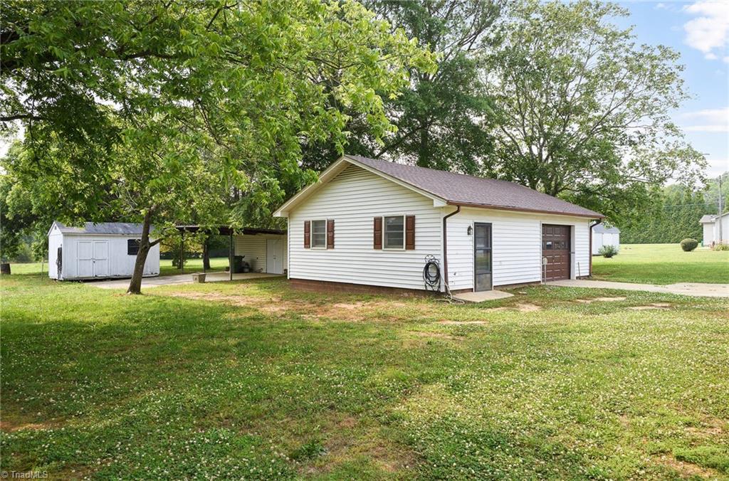 2519 Michael Road Lexington, NC 27295 - Photo 8 of 39 Garage