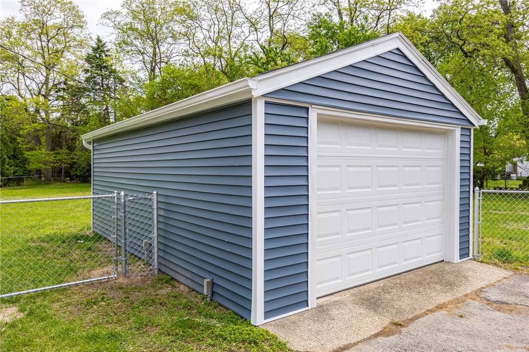 249 Dickinson Road Webster, NY 14580 - Photo 3 of 45