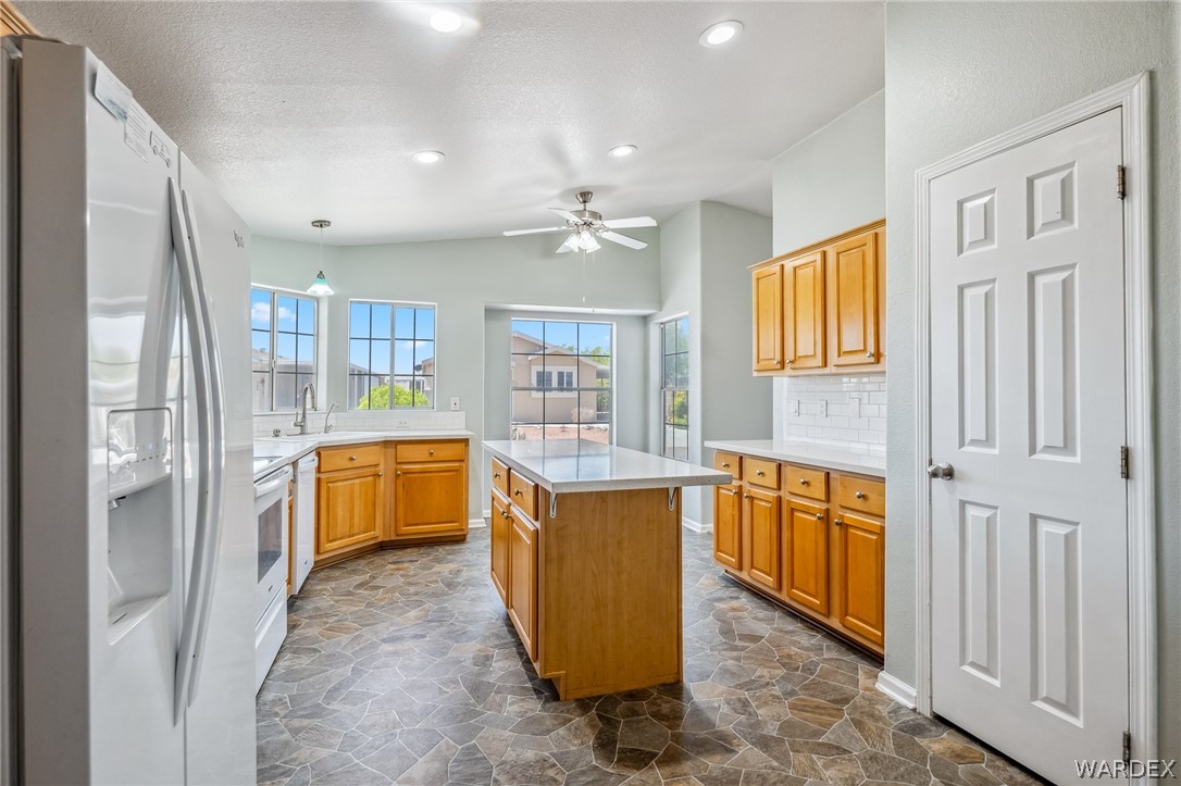 2350 Adobe Road, Unit 267 Bullhead City, AZ 86442 - Photo 9 of 54 Kitchen