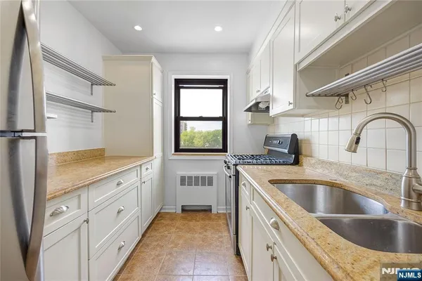$2,545 | 2335 Hudson Terrace, Unit D6, Fort Lee, NJ 07024