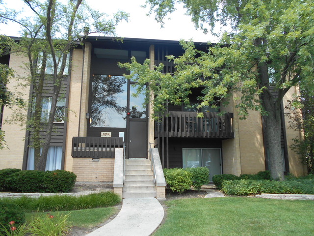 6160 Knoll Wood Road, Unit 206 Willowbrook, IL 60527 - Photo 1 of 17 a view of a street sign of the house
