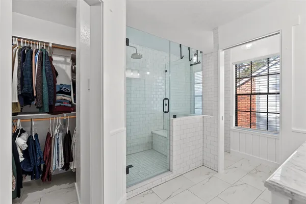 a en suite bathroom with a double vanity sink and a mirror