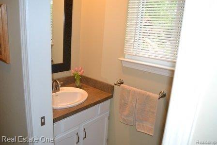 869 Downhill Lane Rochester, MI 48307 - Photo 14 of 23 REMODELED HALF BATH