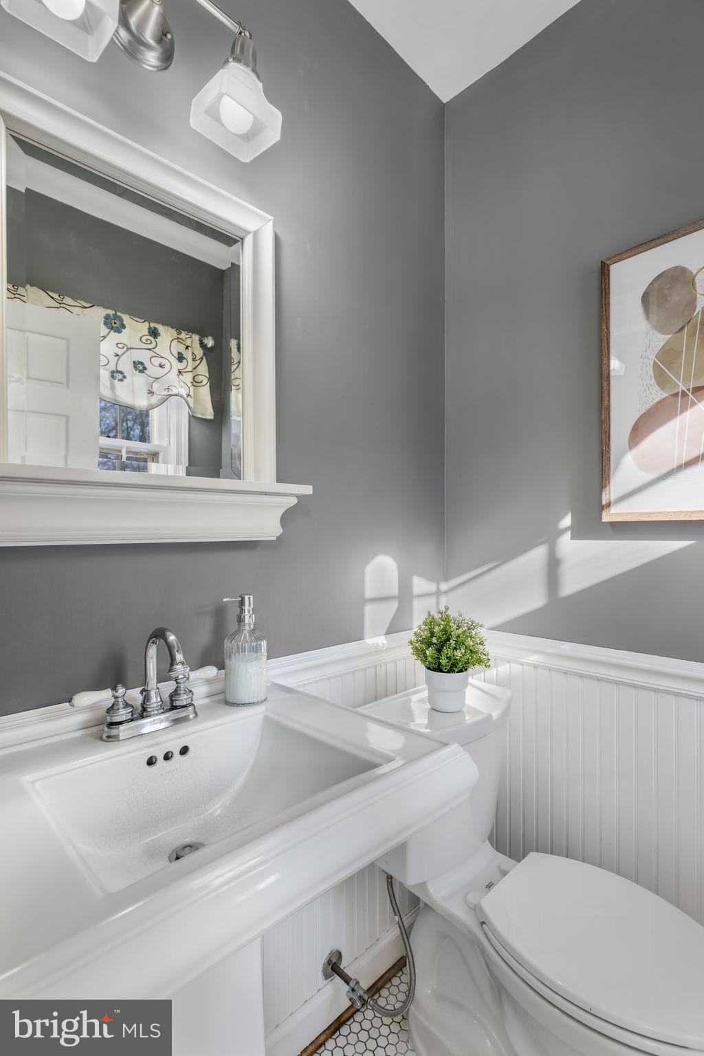 7105 Devonshire Road Alexandria, VA 22307 - Photo 28 of 54 Main -Level half bath