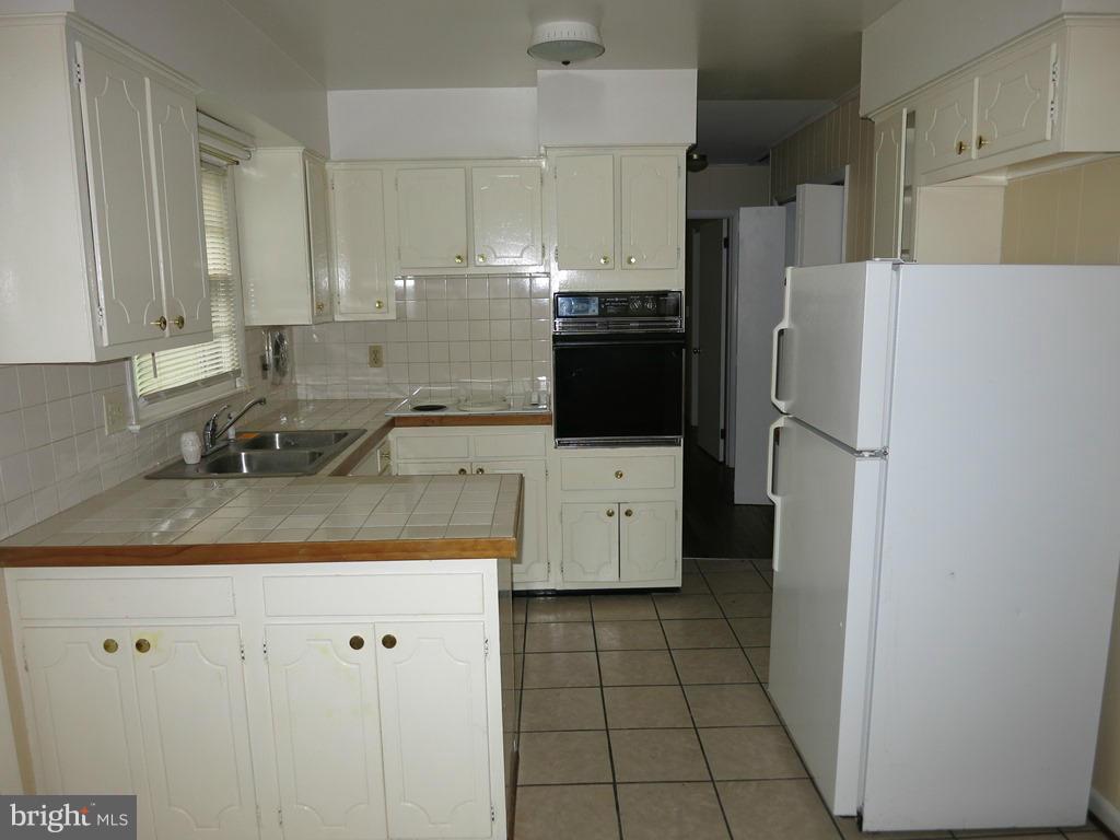906 Price Road Salisbury, MD 21801 - Photo 5 of 14 Kitchen