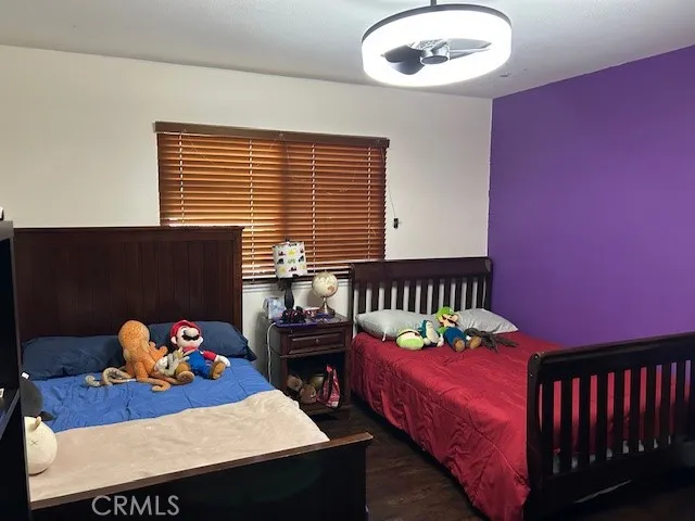 a en suite bathroom with a double vanity sink and a mirror
