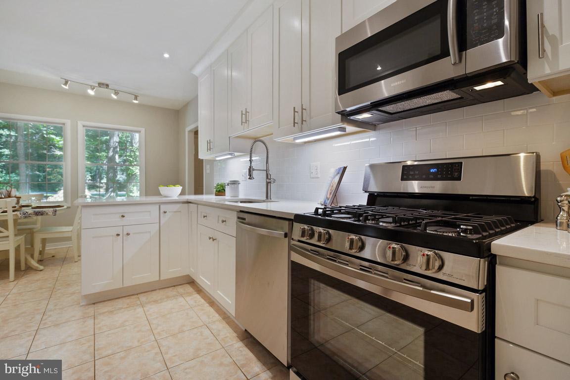 11715 Blue Smoke Trail Reston, VA 20191 - Photo 10 of 37 New appliances, chef's faucet and granite!