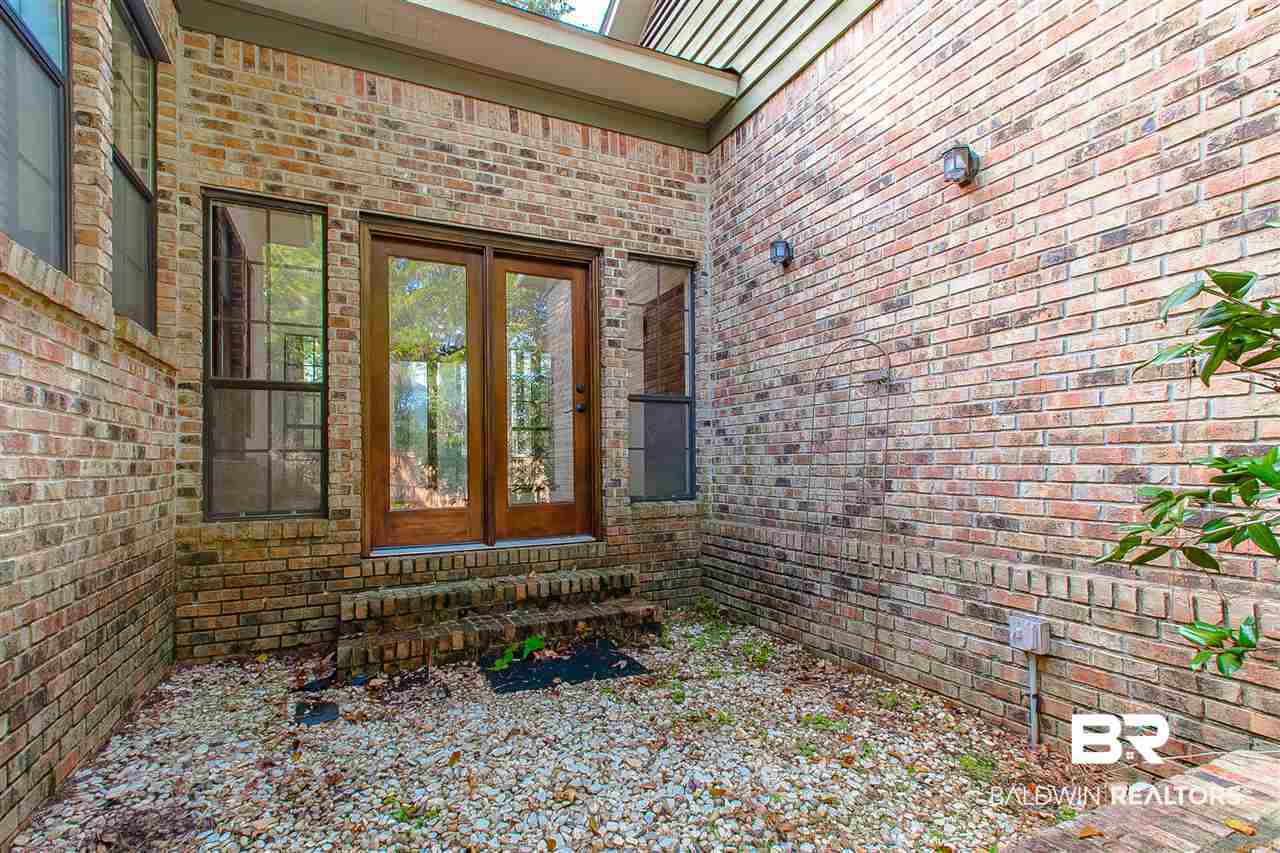 512 Southern Way Daphne, AL 36527 - Photo 37 of 43 Courtyard Area