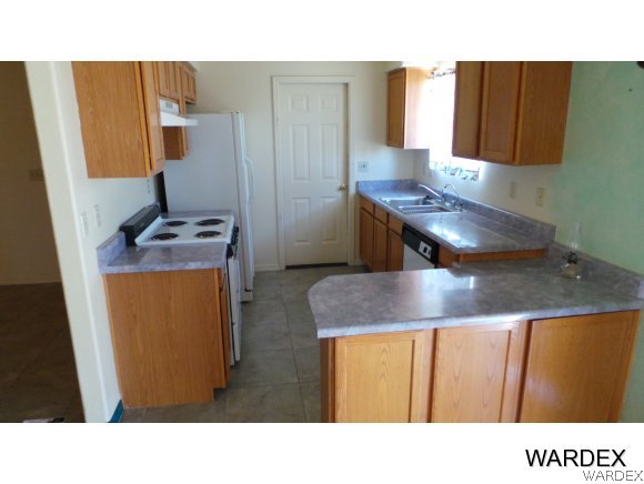 Clean Kitchen Includes Refrig