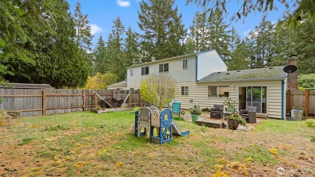 a view of back yard of the house