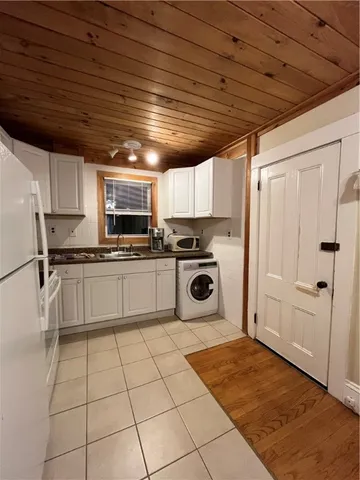 $2,300 | 9 Covell Street, Unit 1, Newport, RI 02840