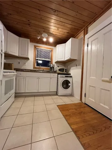 $2,300 | 9 Covell Street, Unit 1, Newport, RI 02840