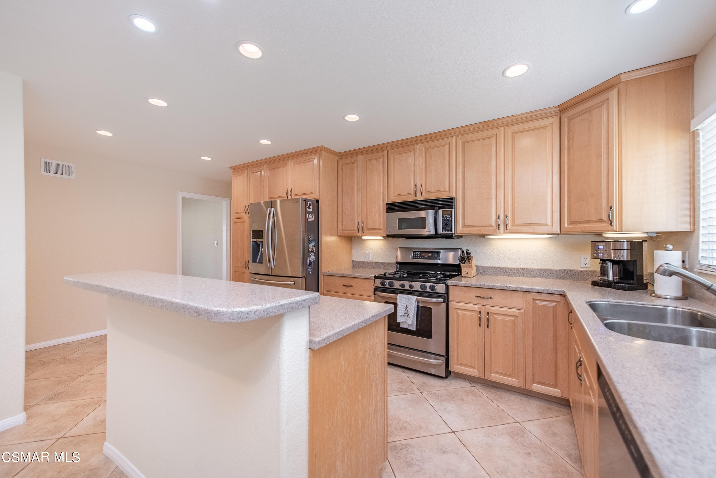 4768 Del Rio Drive Simi Valley, CA 93063 - Photo 11 of 30 4768 Del Rio Dr Simi Valley-11