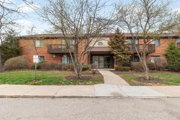$168,000 | 33561 North Royal Oak Lane, Unit 209, Grayslake, IL 60030