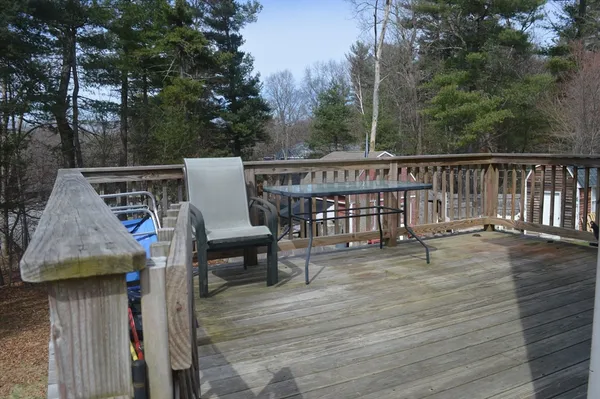 a view of a house with backyard