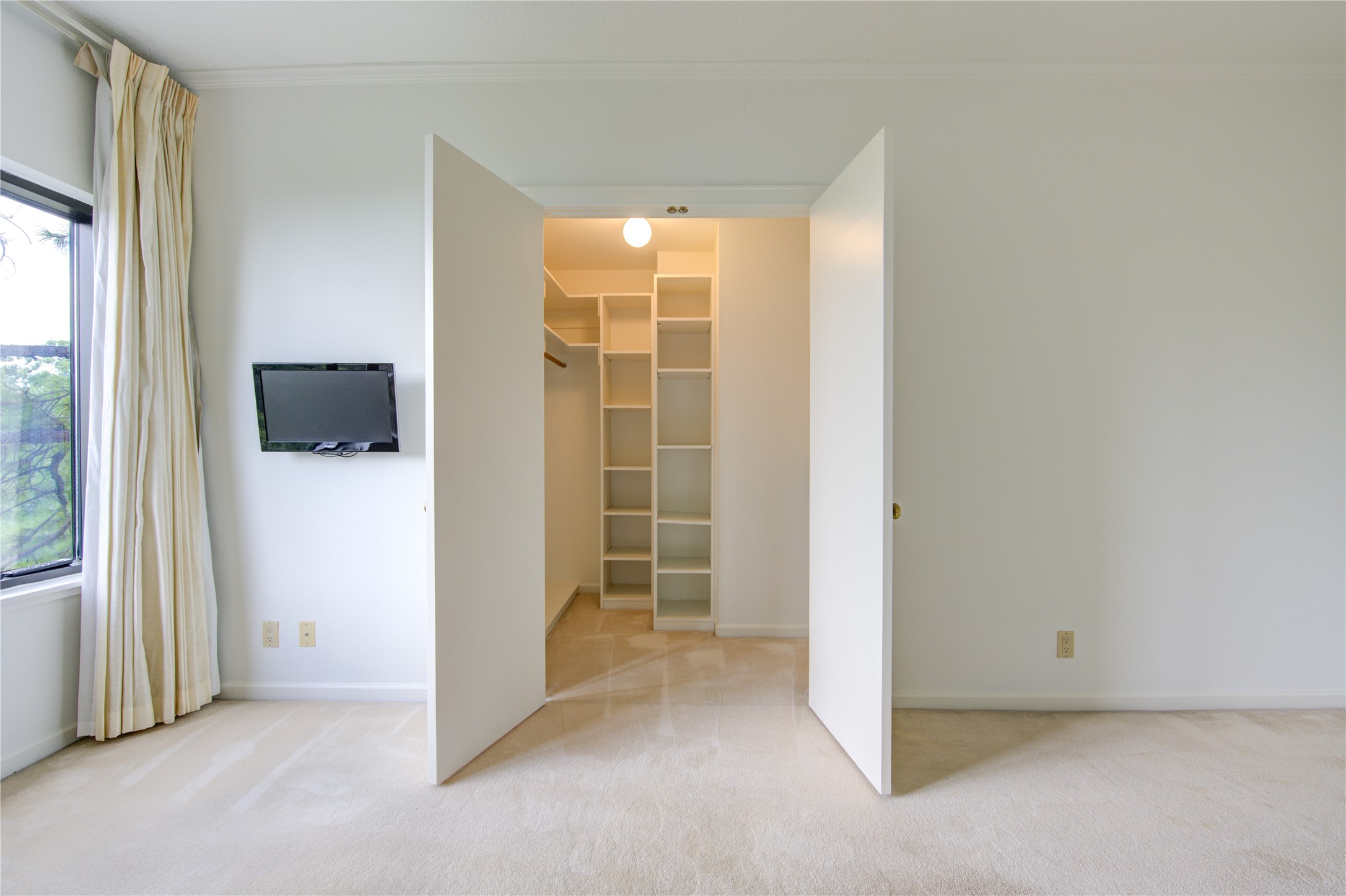150 Gessner Road, Unit 5A Houston, TX 77024 - Photo 28 of 36 an empty room with windows and closet