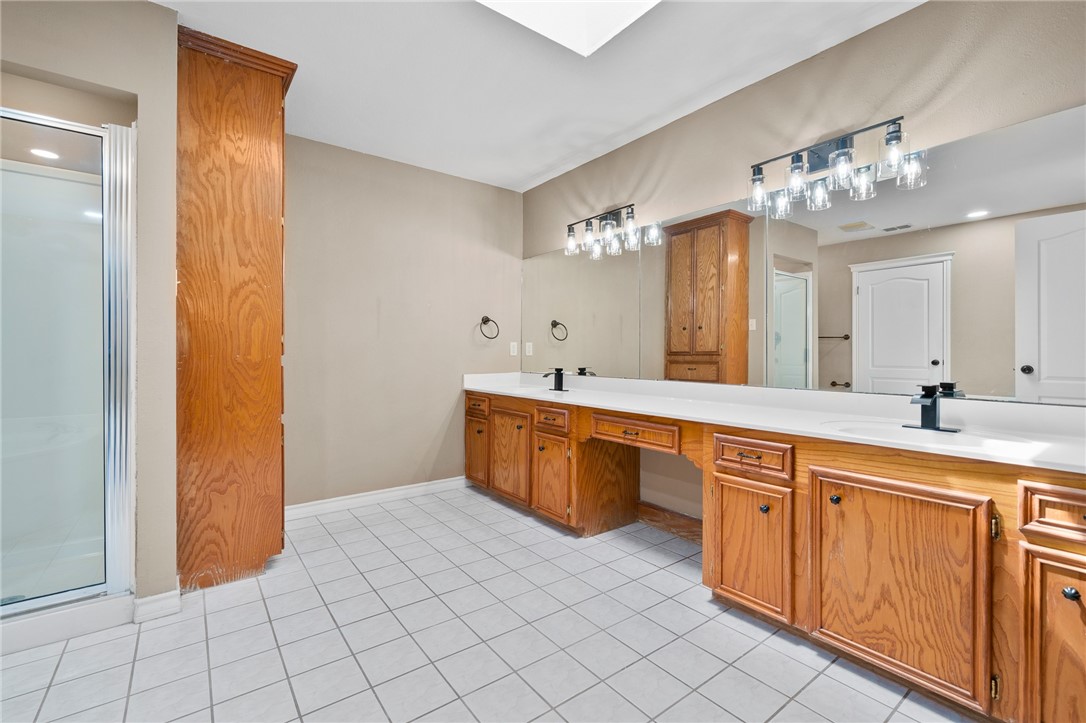 4177 Bobwhite Road Robstown, TX 78380 - Photo 16 of 32 a large bathroom with a sink mirror and a bathtub