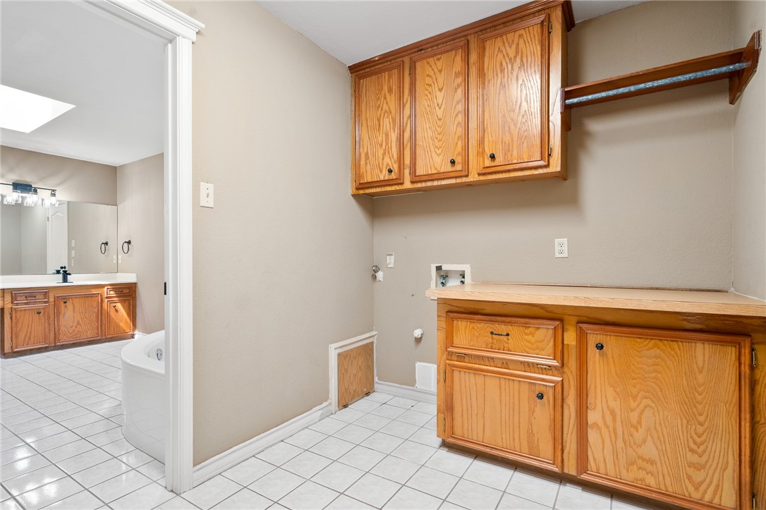4177 Bobwhite Road Robstown, TX 78380 - Photo 19 of 32 a view of a kitchen with electric appliances
