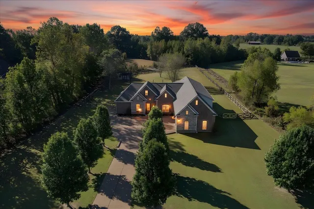 a view of a house with a yard