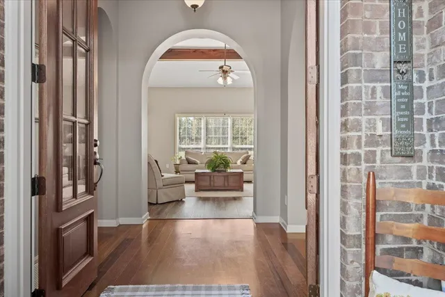 a view of livingroom with furniture