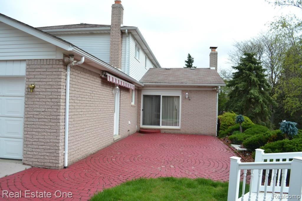 419 Lake Forest Road Rochester, MI 48309 - Photo 89 of 99 Rear Brick Paver Patio-Door Wall from Family Room-Retractable Awning