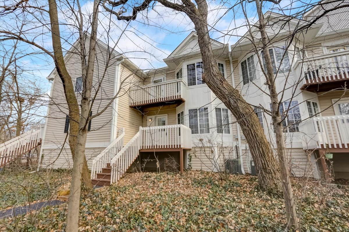 337 West Treehouse Lane, Unit 112 Round Lake, IL 60073 - Photo 2 of 33