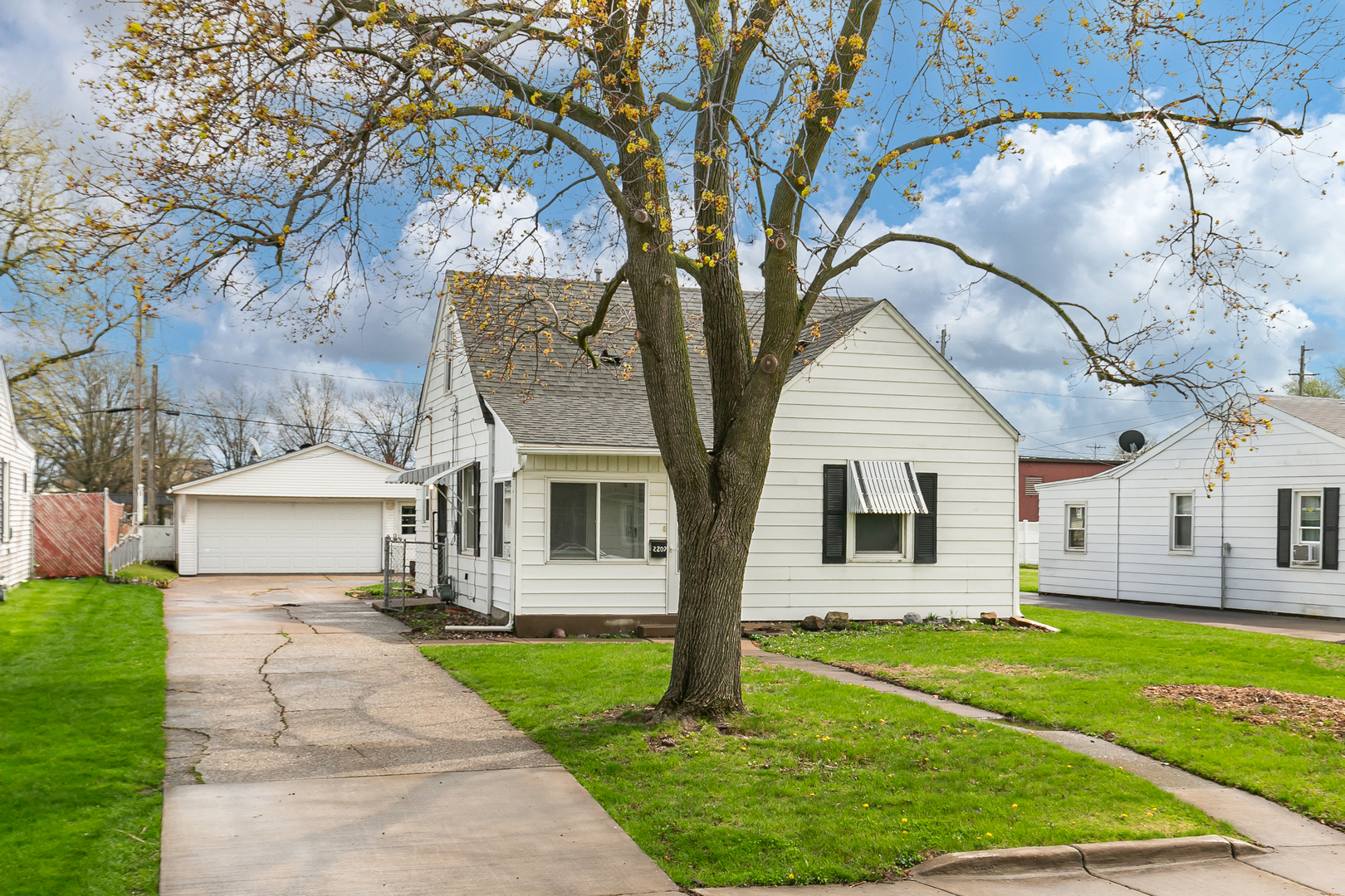 2202 46th Street Moline, IL 61265 - Photo 2 of 32