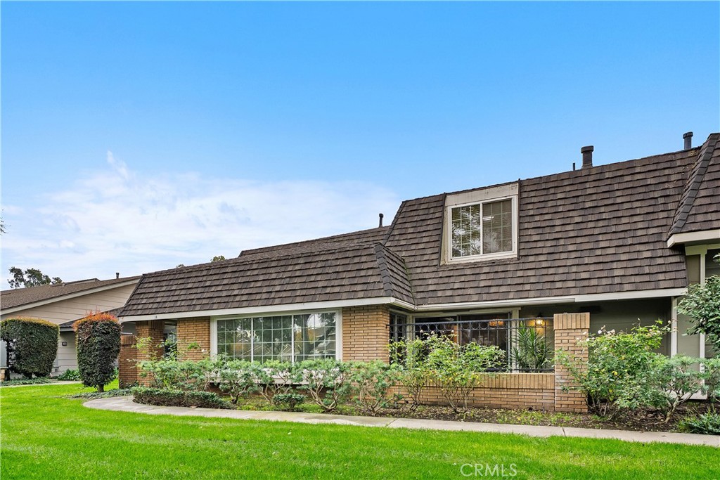 16 East Yale Loop, Unit 28 Irvine, CA 92604 - Photo 36 of 44 a front view of a house with garden