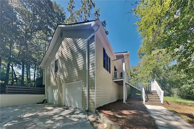 a view of a house with a yard