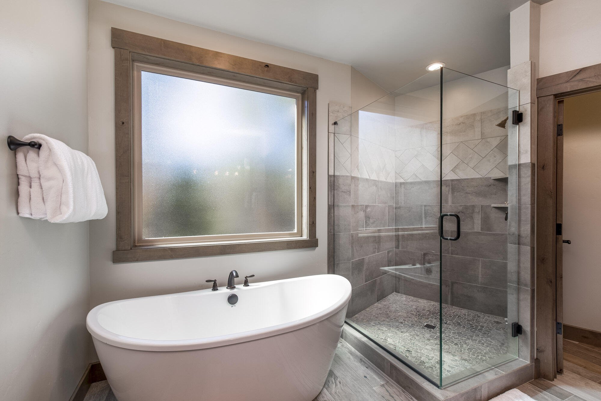 56462 Sunstone Loop Bend, OR 97707 - Photo 18 of 60 Primary Bath