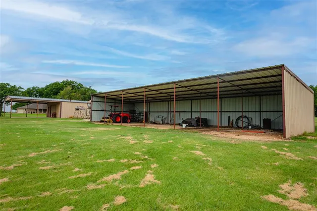 a view of a house with backyard and porch