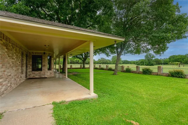 a view of a house with backyard
