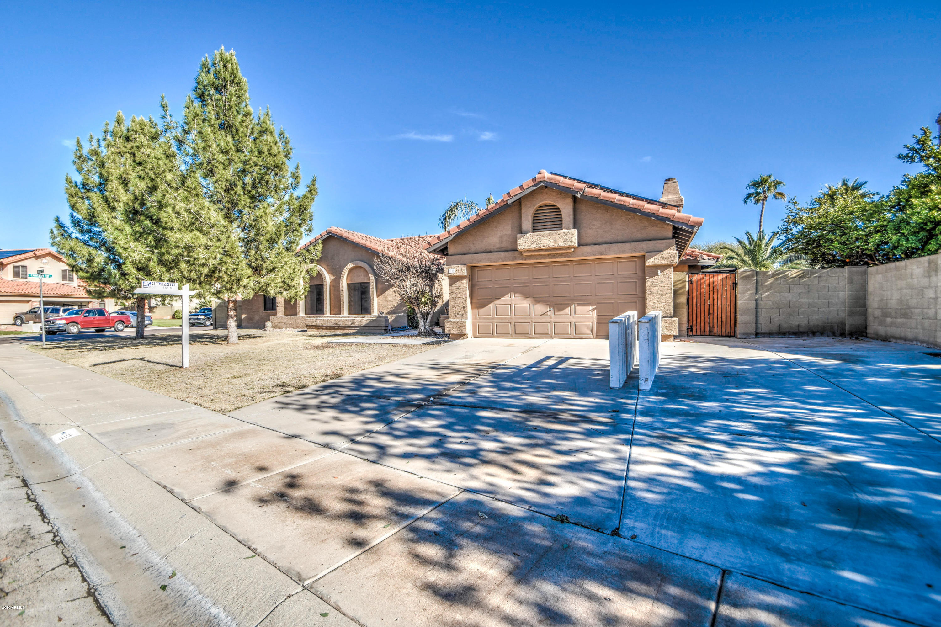 17 South Riata Drive Gilbert, AZ 85296 - Photo 8 of 61 FRONT 2